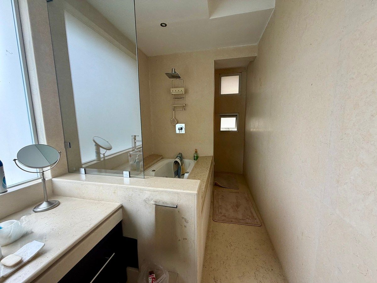 Baño de recámara secundaria, photo 16 of 22