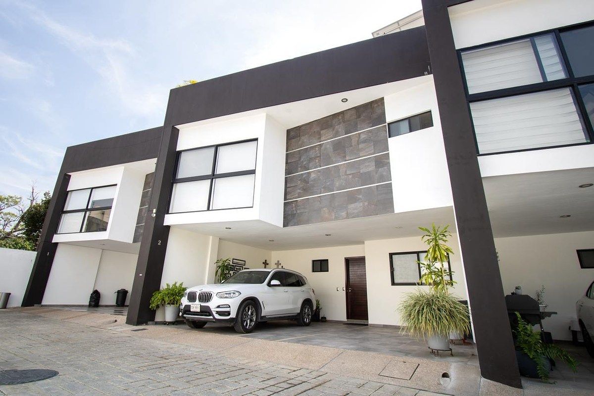 Casa à VENDA | Privada | Perto do ITESM, Colégio Americano | EQUIPADA COM PAINÉIS, foto 1 de 21