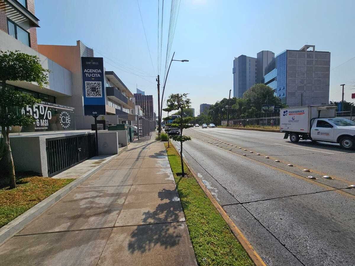 Local comercial en Jardines de los Arcos, Guadalajara, foto 2 de 17