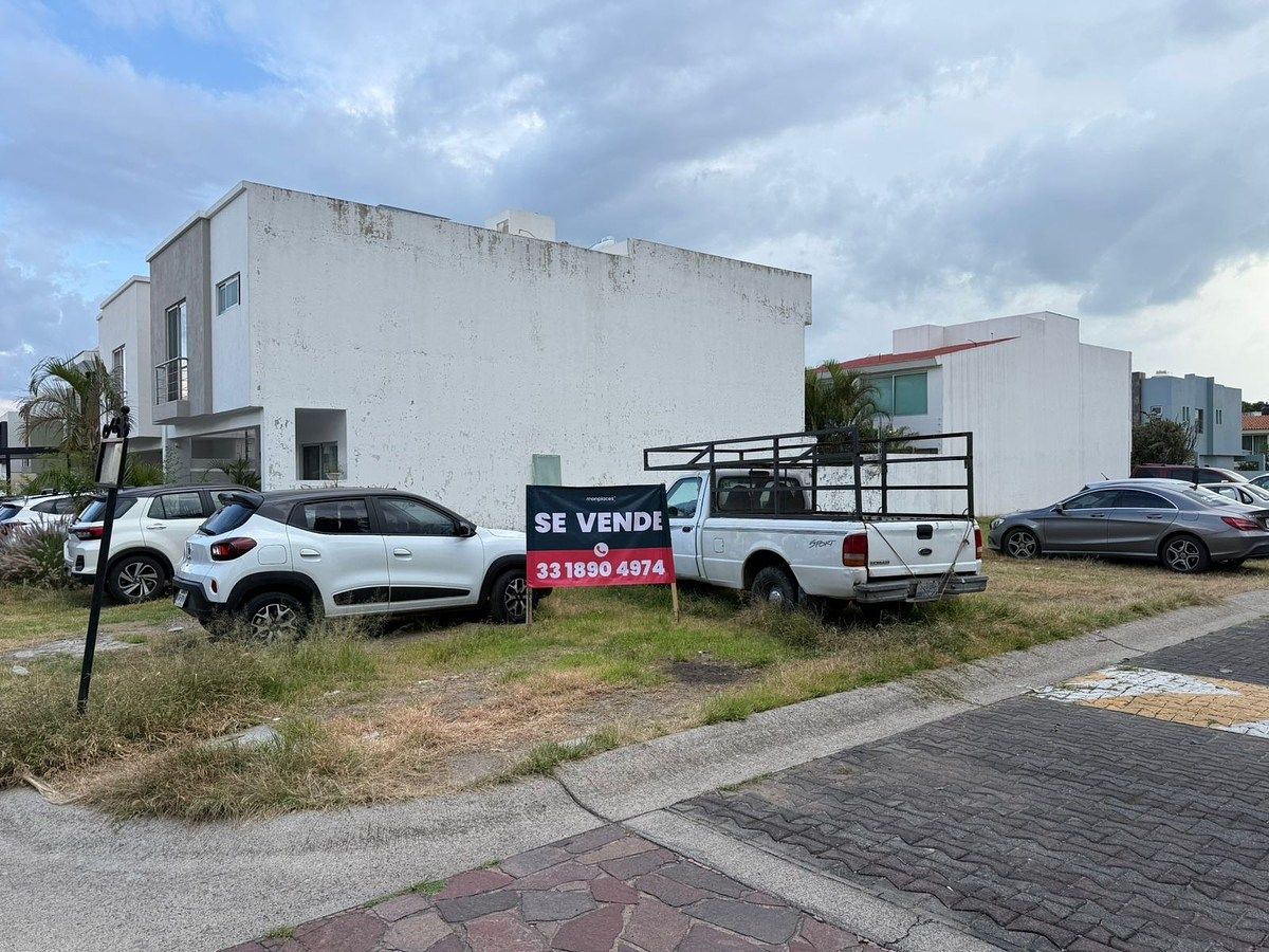 Terreno de esquina de 295 m2 em La Coruña, Nova Galícia | Atrás do Costco, foto 1 de 8