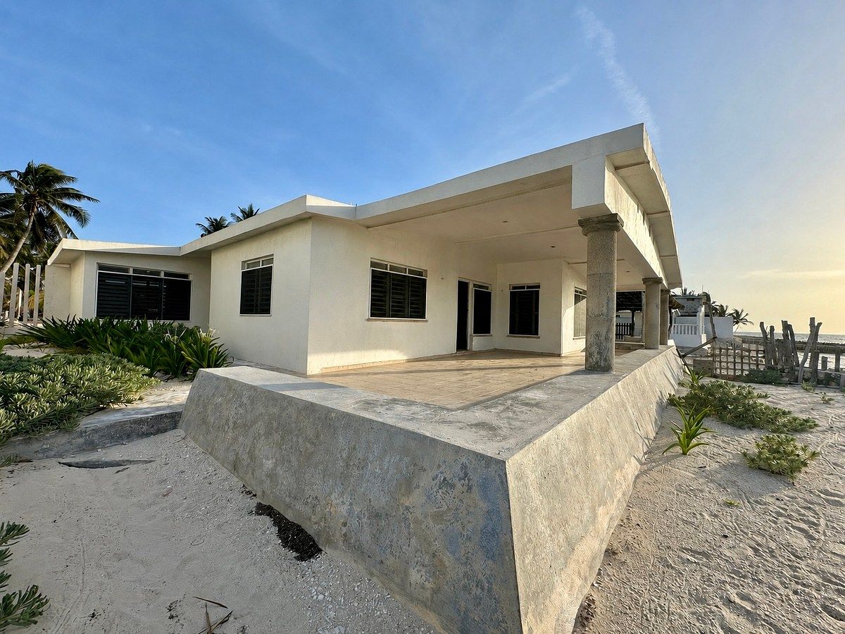 🌊 House by the sea in Chelem with 747 m² of land, photo 1 of 22