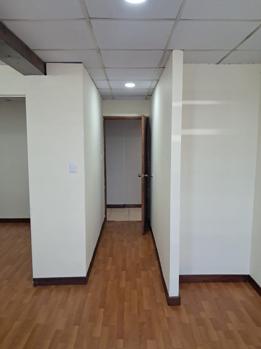 Rento Oficina para Clínica en Edificio zona 9 - Image 3