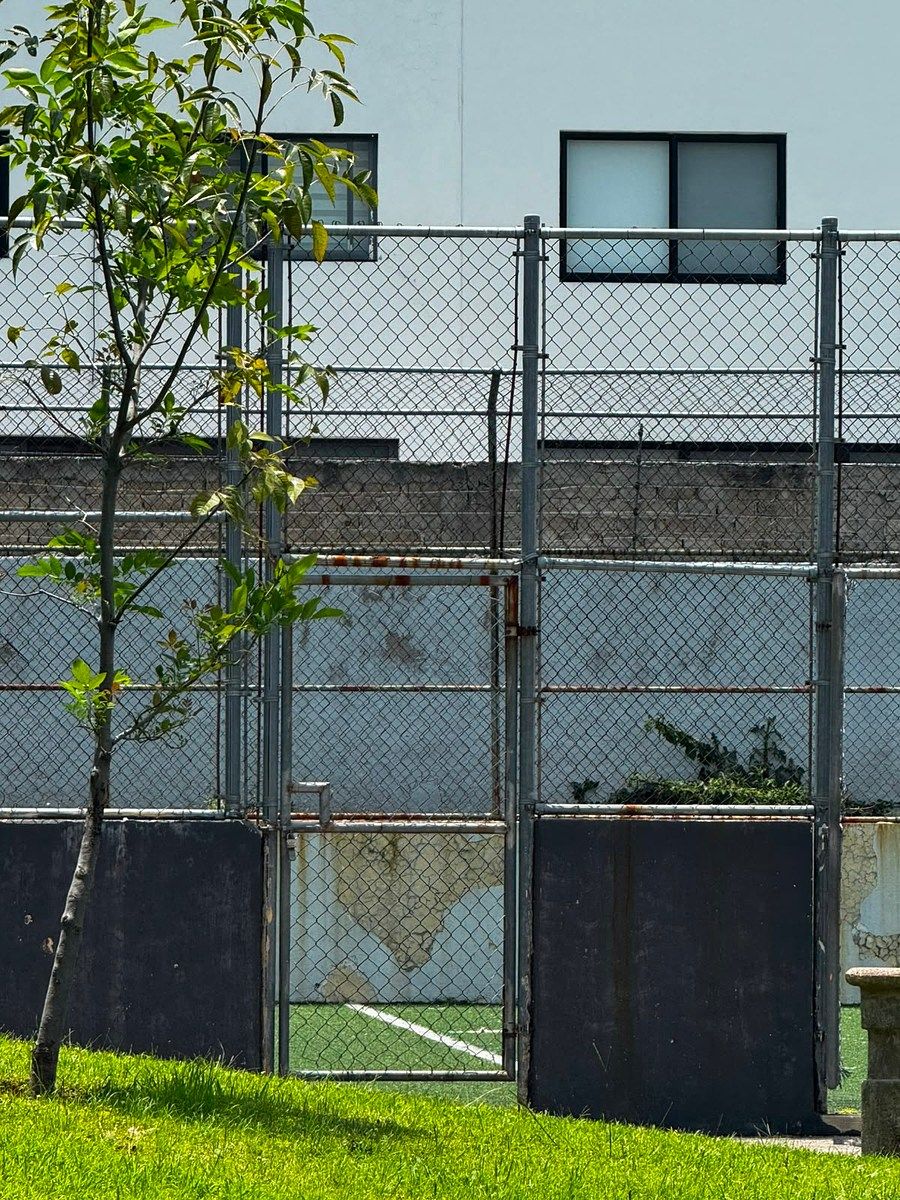 cancha de tenis 
 con malla, foto 8 de 37
