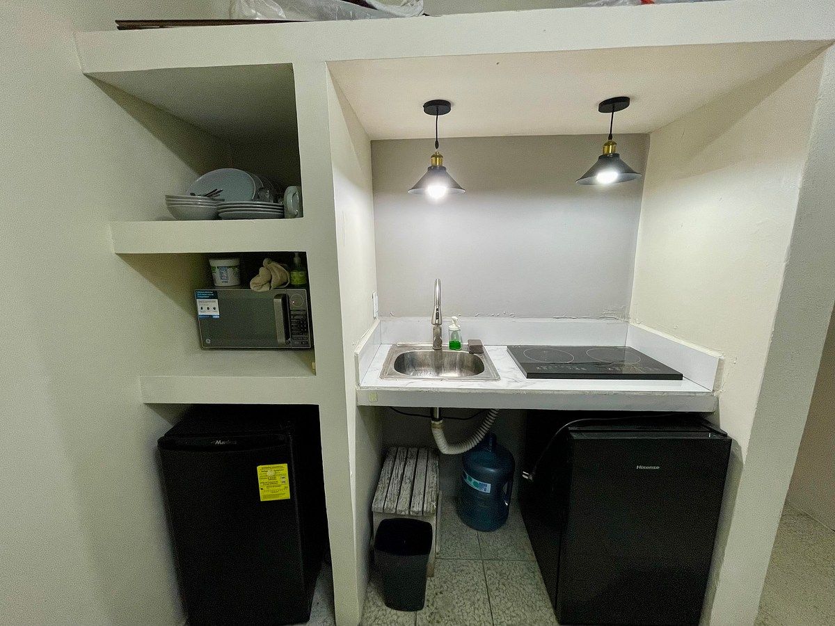 Cocinera con parrilla eléctrica y refrigerador, foto 10 de 15