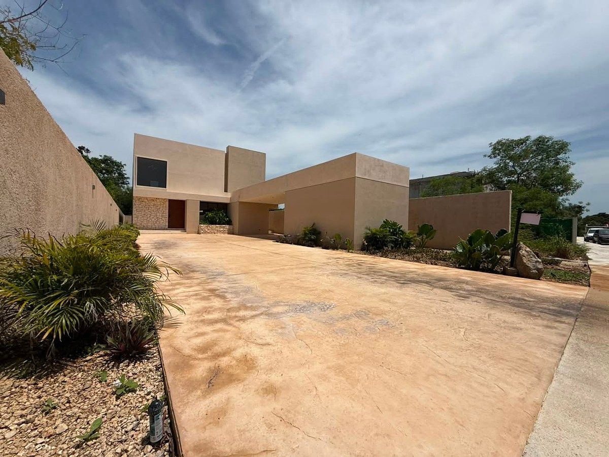 HOUSE IN A PRIVATE COMMUNITY WITH GOLF CLUB, photo 1 of 11