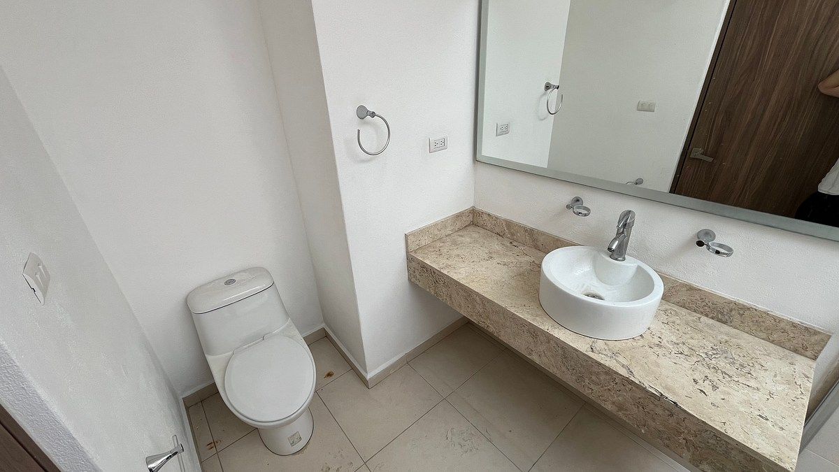 Baño recámara principal, photo 9 of 21