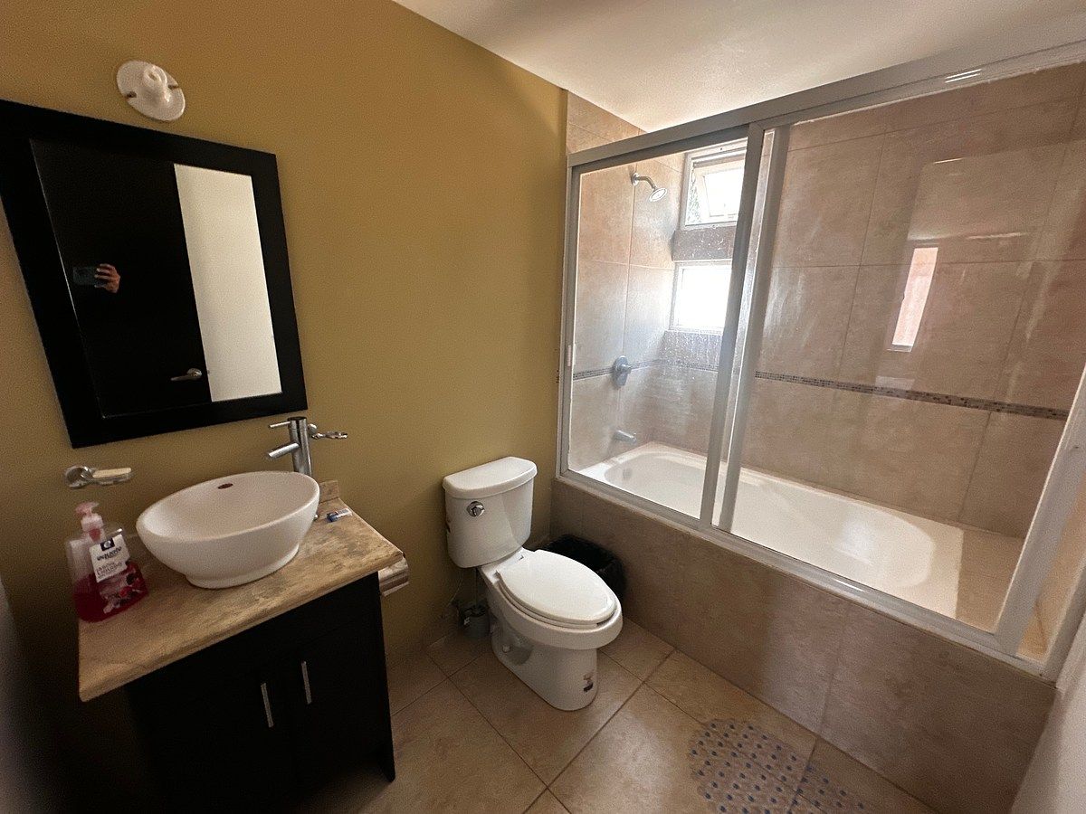 Baño completo con tina recámara principal, photo 11 of 15