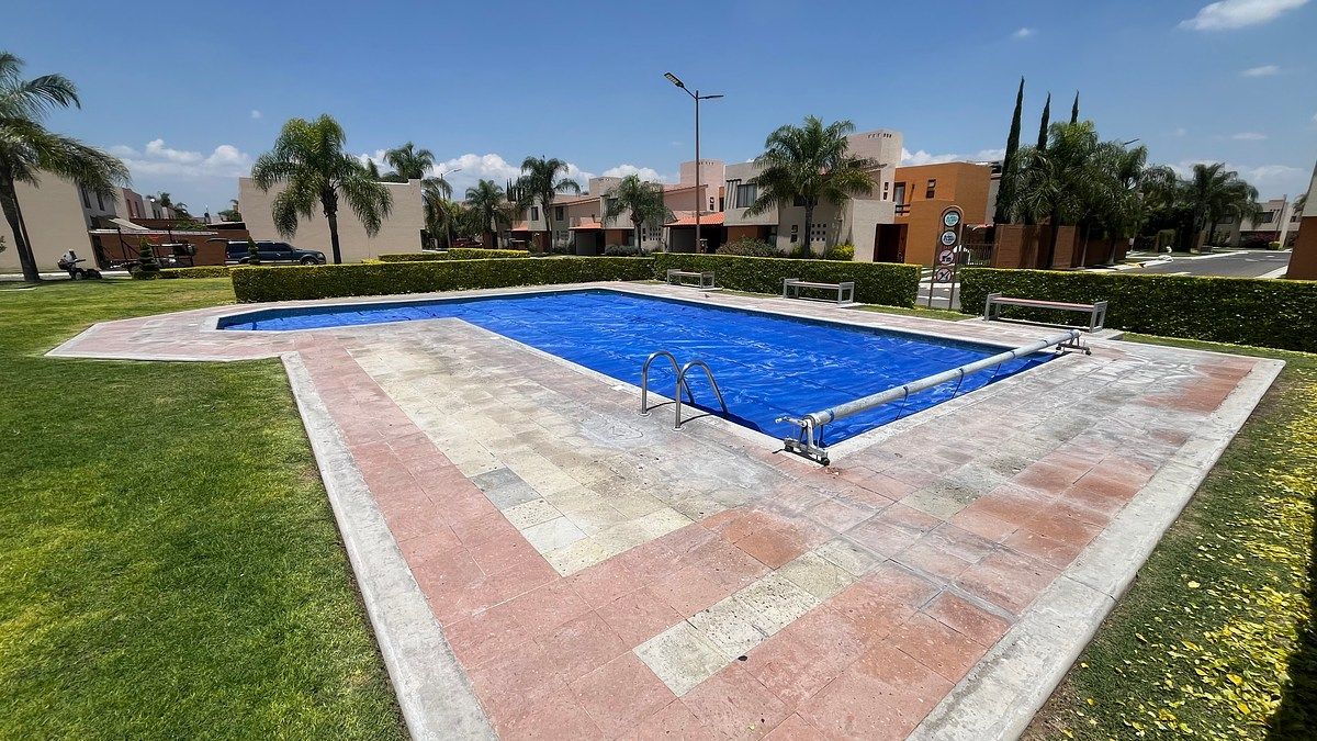 Alberca, photo 12 of 15