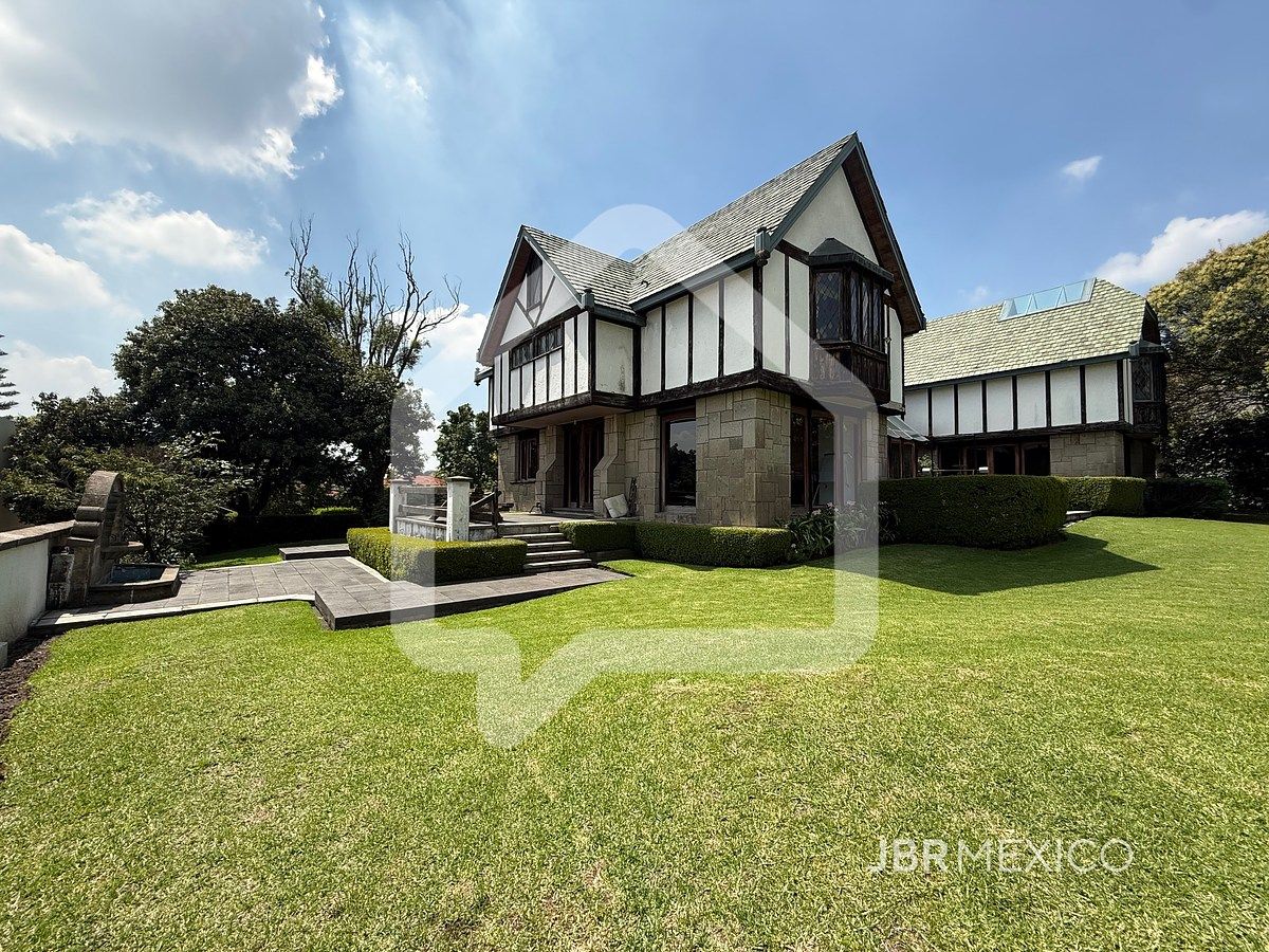 Land in a condominium with a house to remodel in Bosques de las Lomas, photo 1 of 28