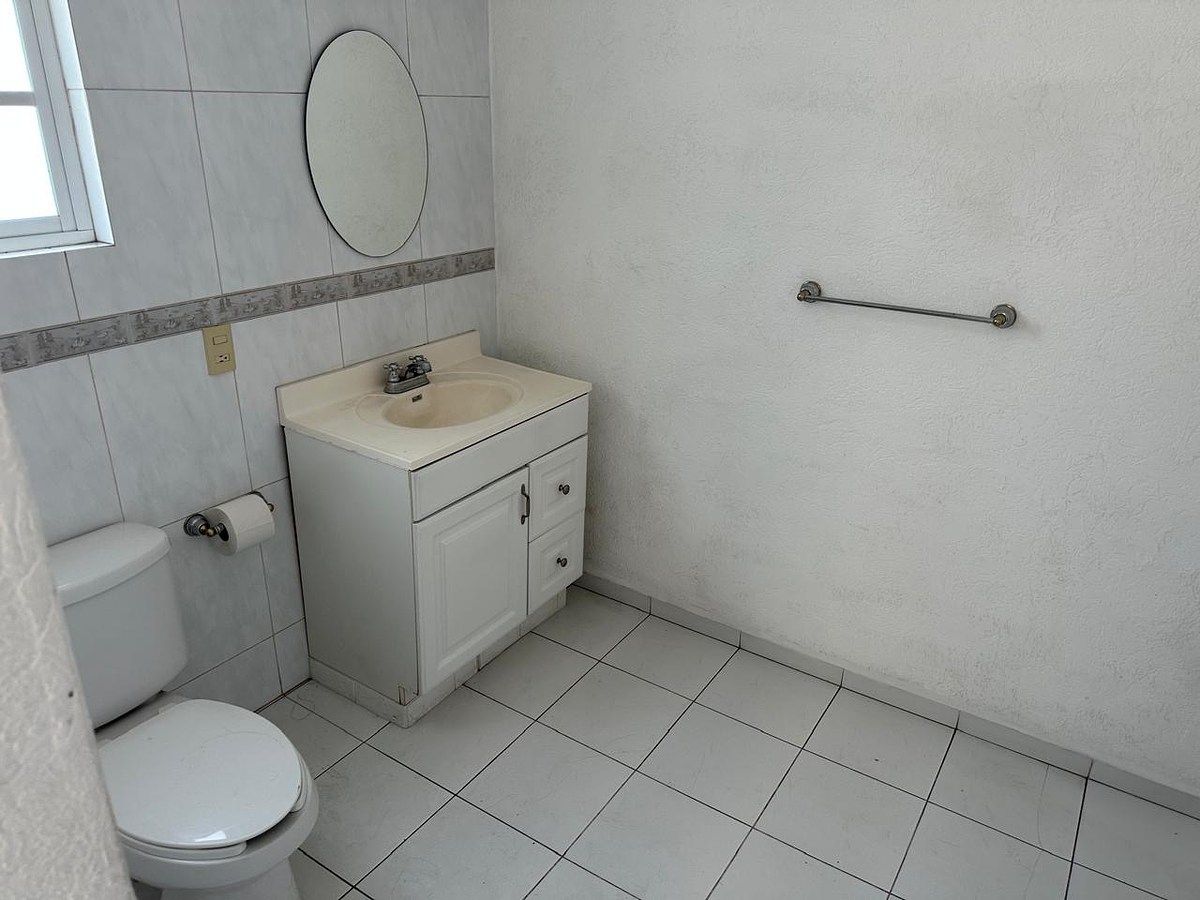 Casa com uso comercial em Jardines de La Hacienda, Querétaro, foto 3 de 14