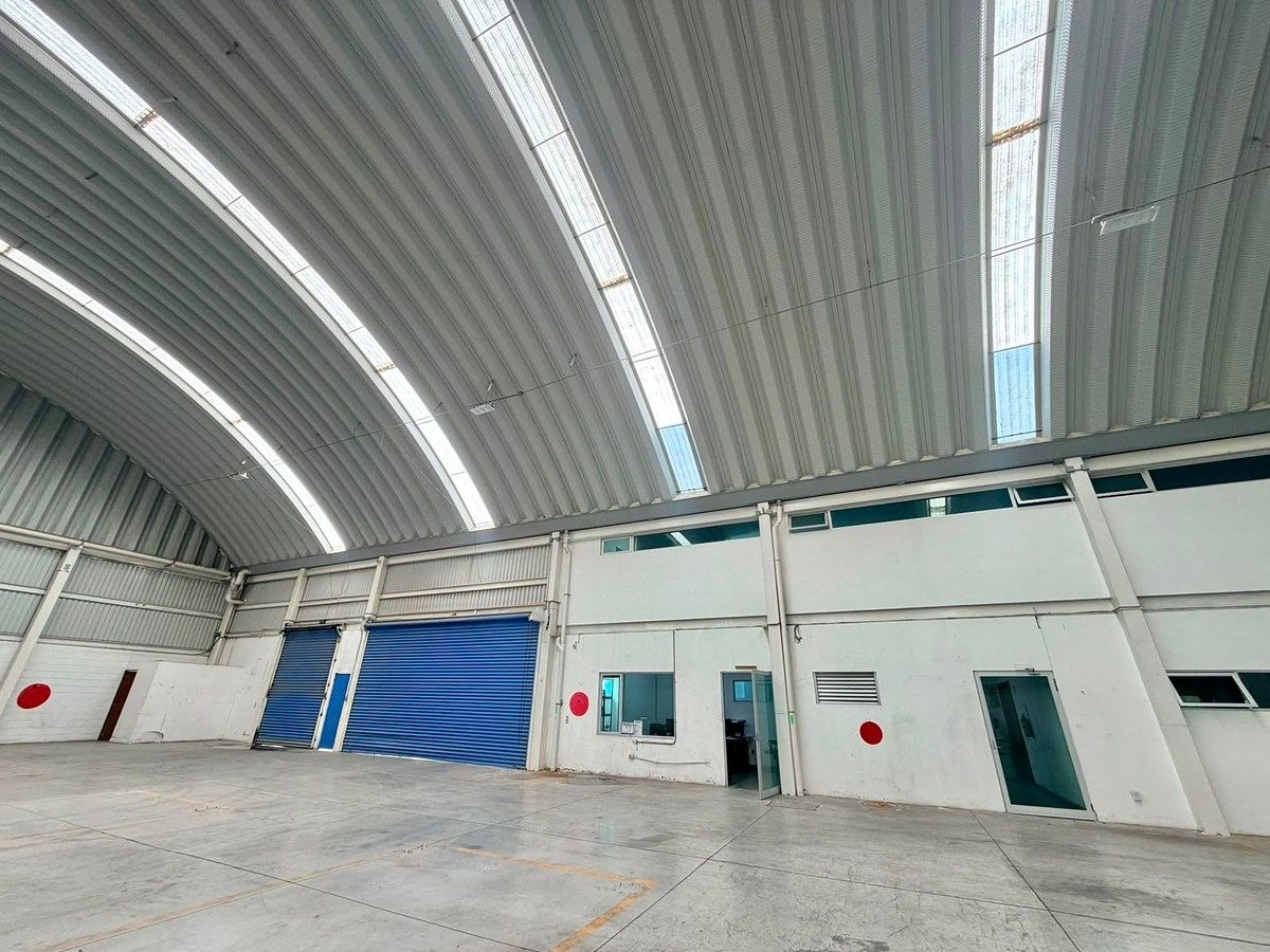 Con amplias oficinas en 3 niveles, foto 3 de 18