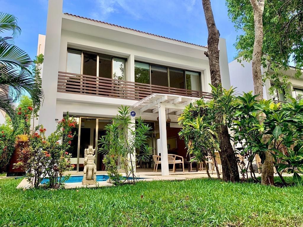 Casa amueblada con alberca privada en Playacar Fase II