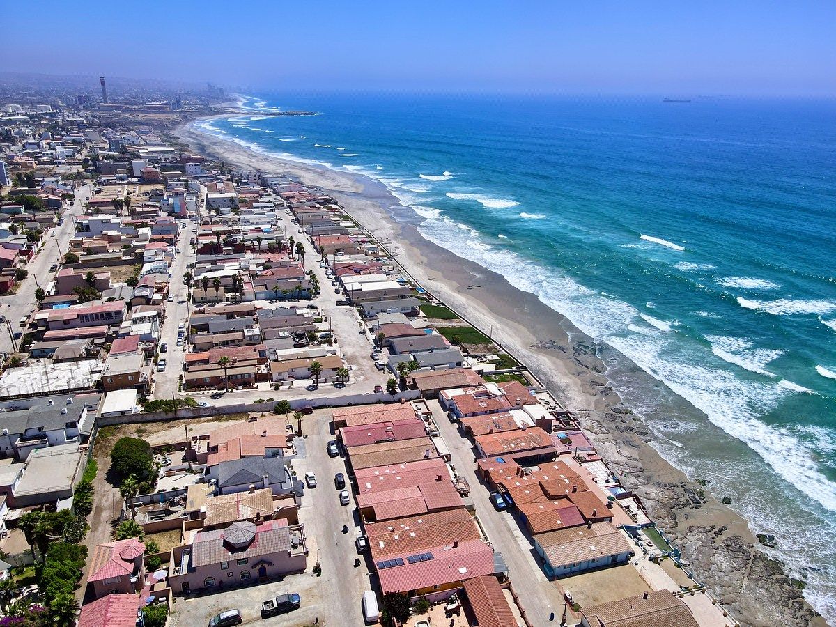 Casa en Venta Baja del Mar Rosarito. Patio Amplio, Vista al Mar y Acceso a Playa