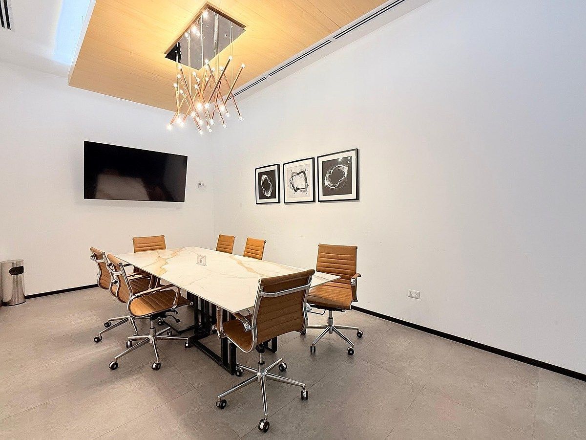 Oficina en Renta – Edificio 01010, Zona 10 - Image 1
