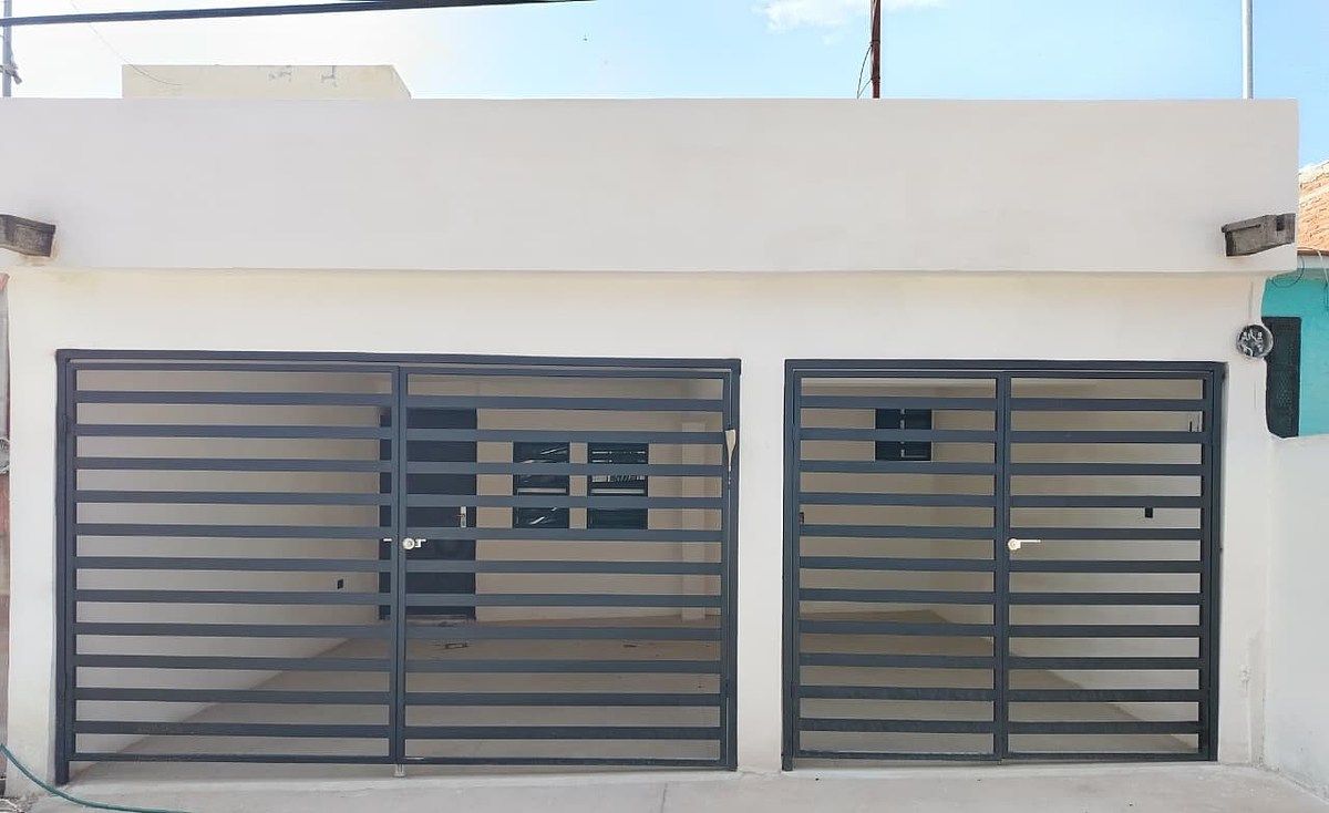 Single-Story House by the Hill of the Cross, photo 1 of 13