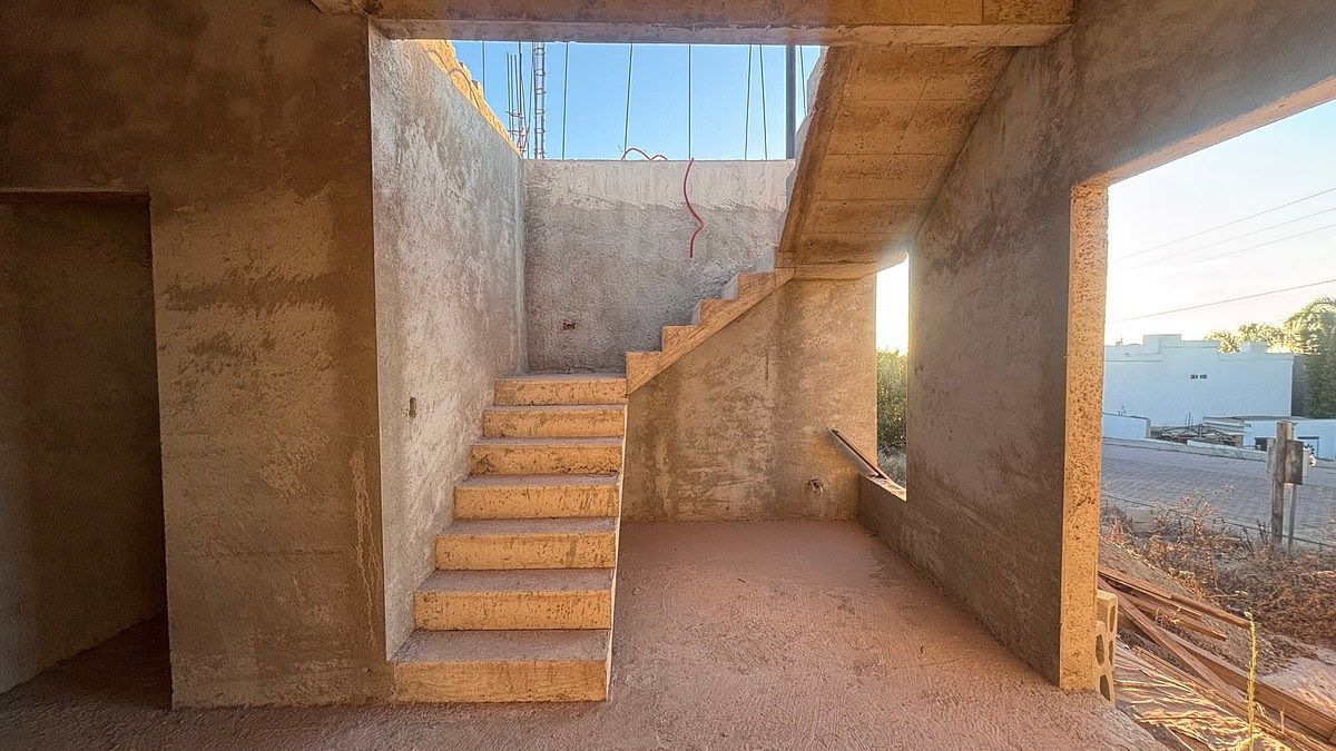 Acceso de escaleras hacia planta alta, foto 6 de 19