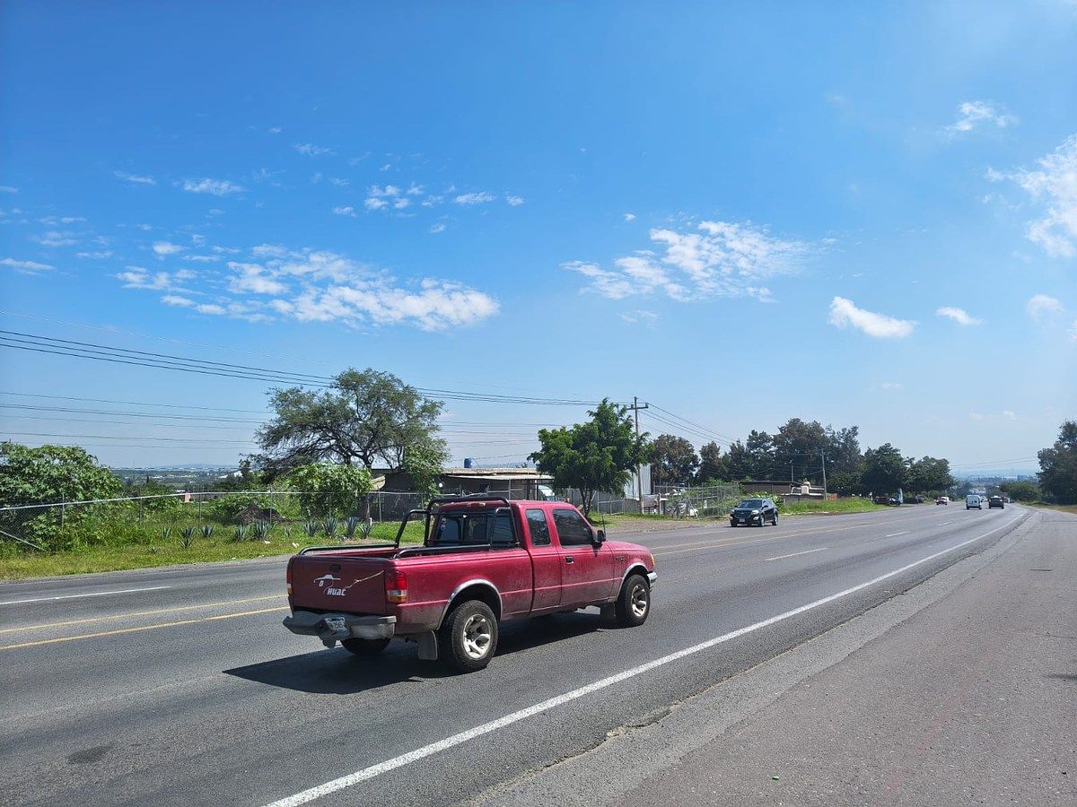 TERRENO A BORDO DE CARRERERA A UN COSTADO DE EL AUTODROMO EN CAJITITLAN - foto 2