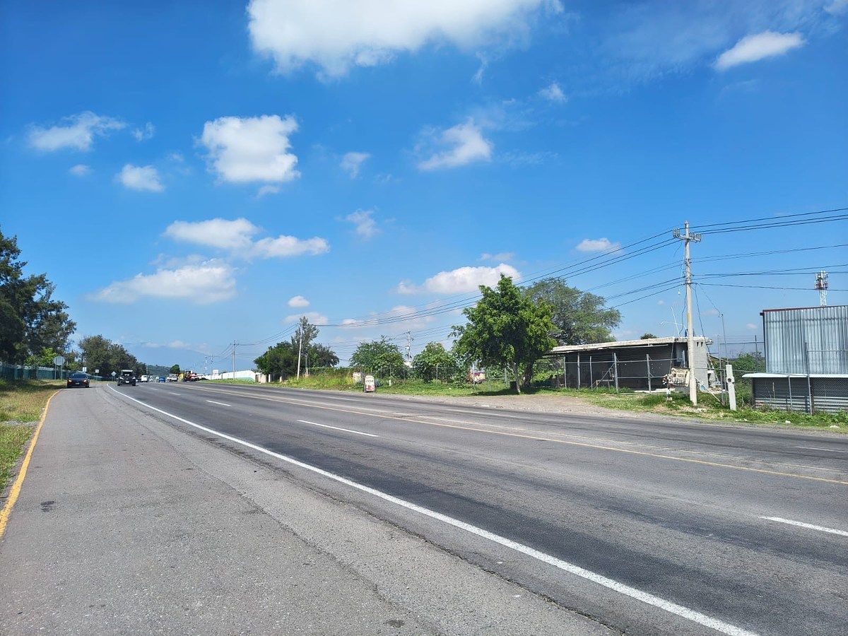 TERRENO A BORDO DE CARRERERA A UN COSTADO DE EL AUTODROMO EN CAJITITLAN - foto 4