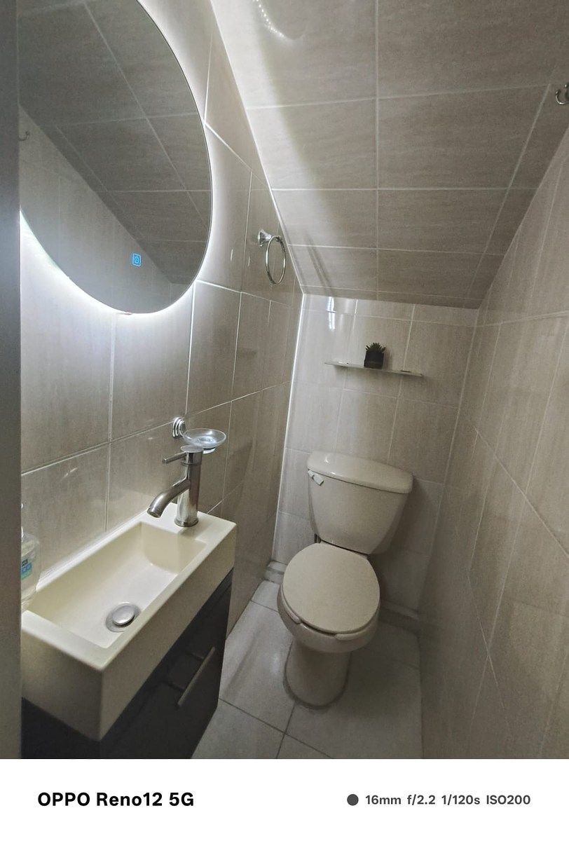Medio baño de visita, foto 4 de 17