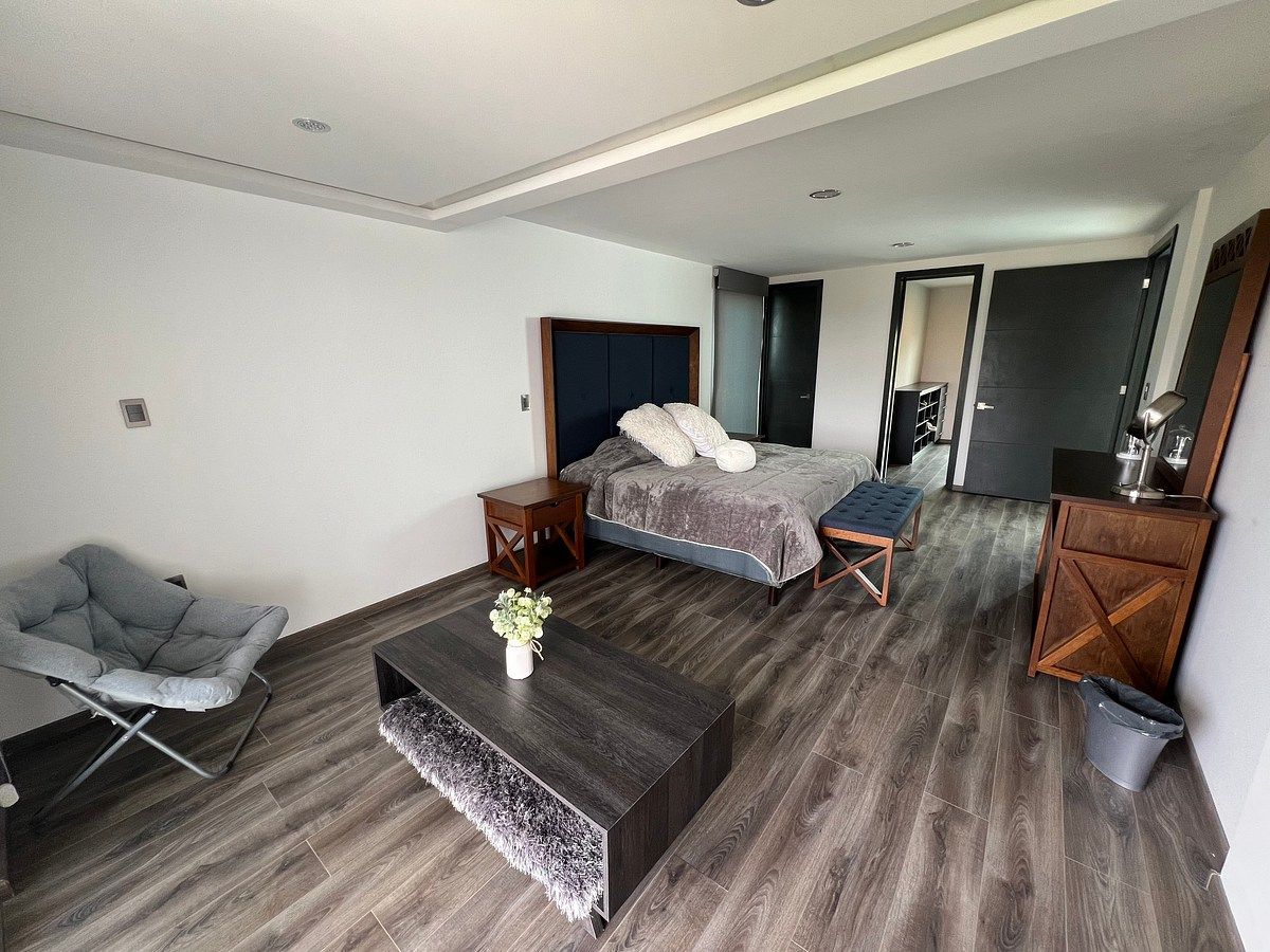 Recámara principal con balcón, vestidor y baño, foto 18 de 30