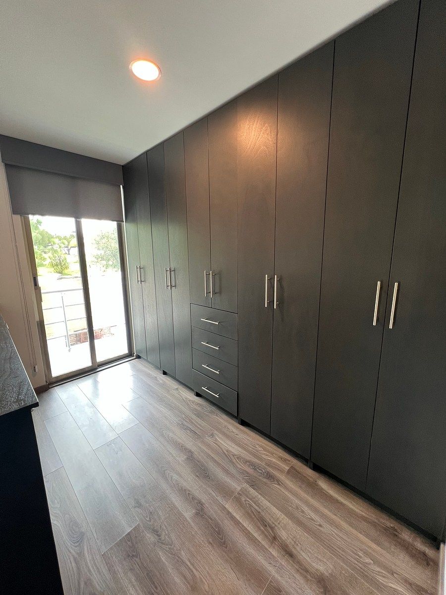 Vestidor de recámara principal, foto 20 de 30