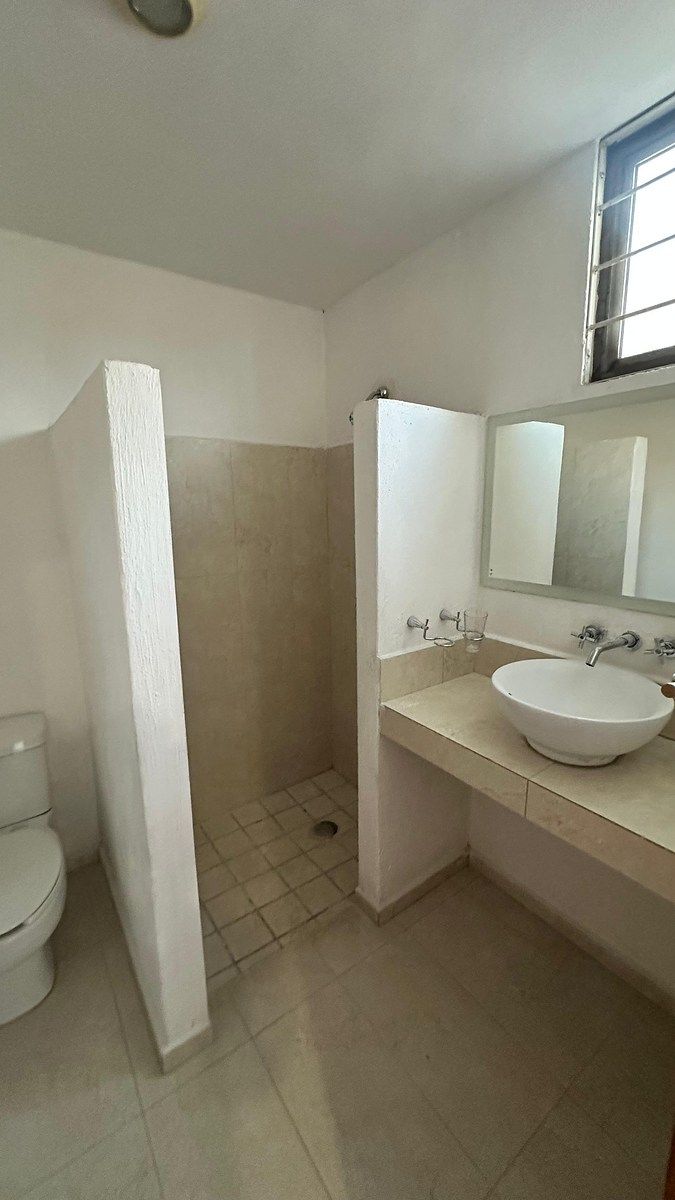 Amplio baño en recámara secundaria, foto 6 de 9