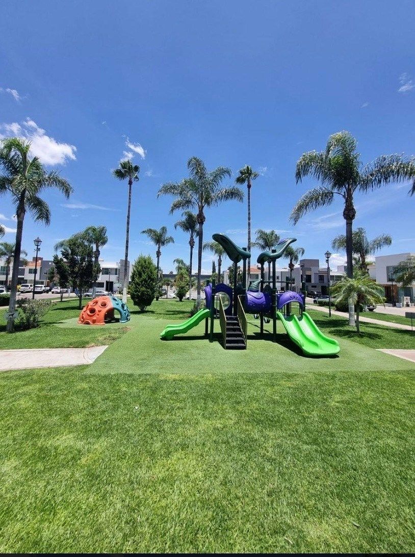 Juegos infantiles y cancha de tenis, foto 12 de 16