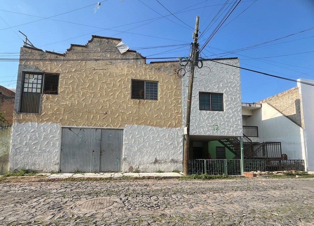 PROPRIEDADE COM 2 CASAS DUPLEX E 1 SALA DE USOS MÚLTIPLOS (COMERCIAL OU HABITACIONAL), foto 1 de 13