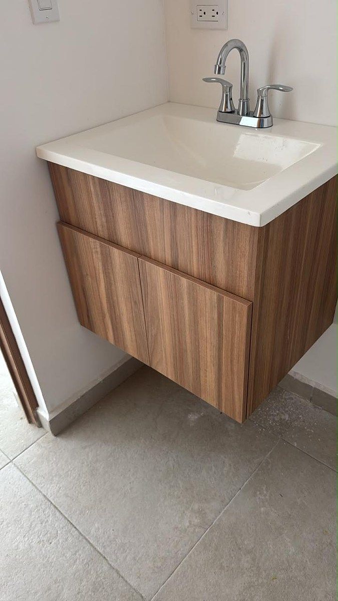 Vanitie en baño de visitas, photo 8 of 9