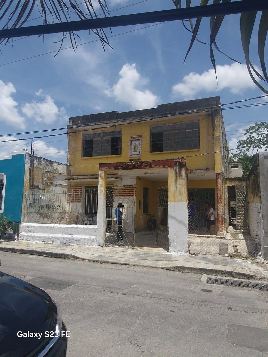 VENDE-SE CASA DE DOIS ANDARES NA COLÔNIA CENTRO, foto 1 de 26