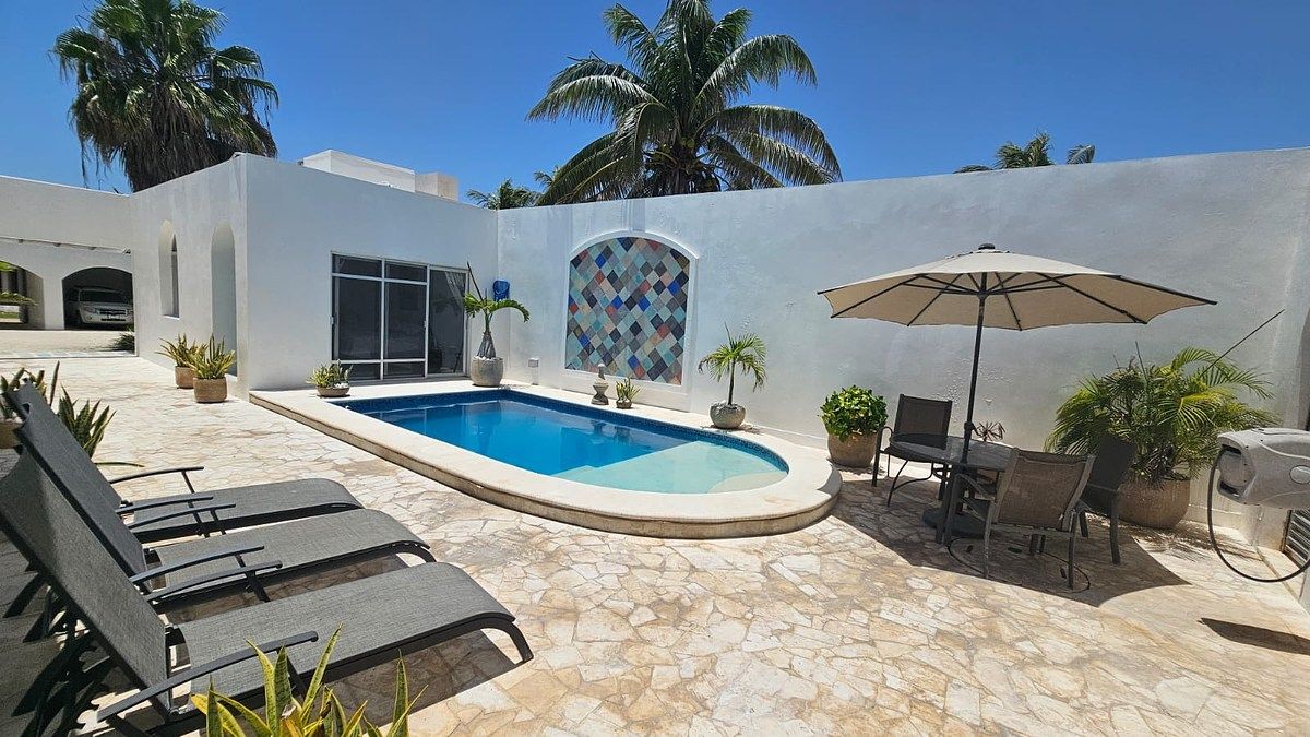 CASA DE UM ANDAR FRENTE AO MAR DE CHUBURNA COM PAINÉIS SOLARES, foto 1 de 21
