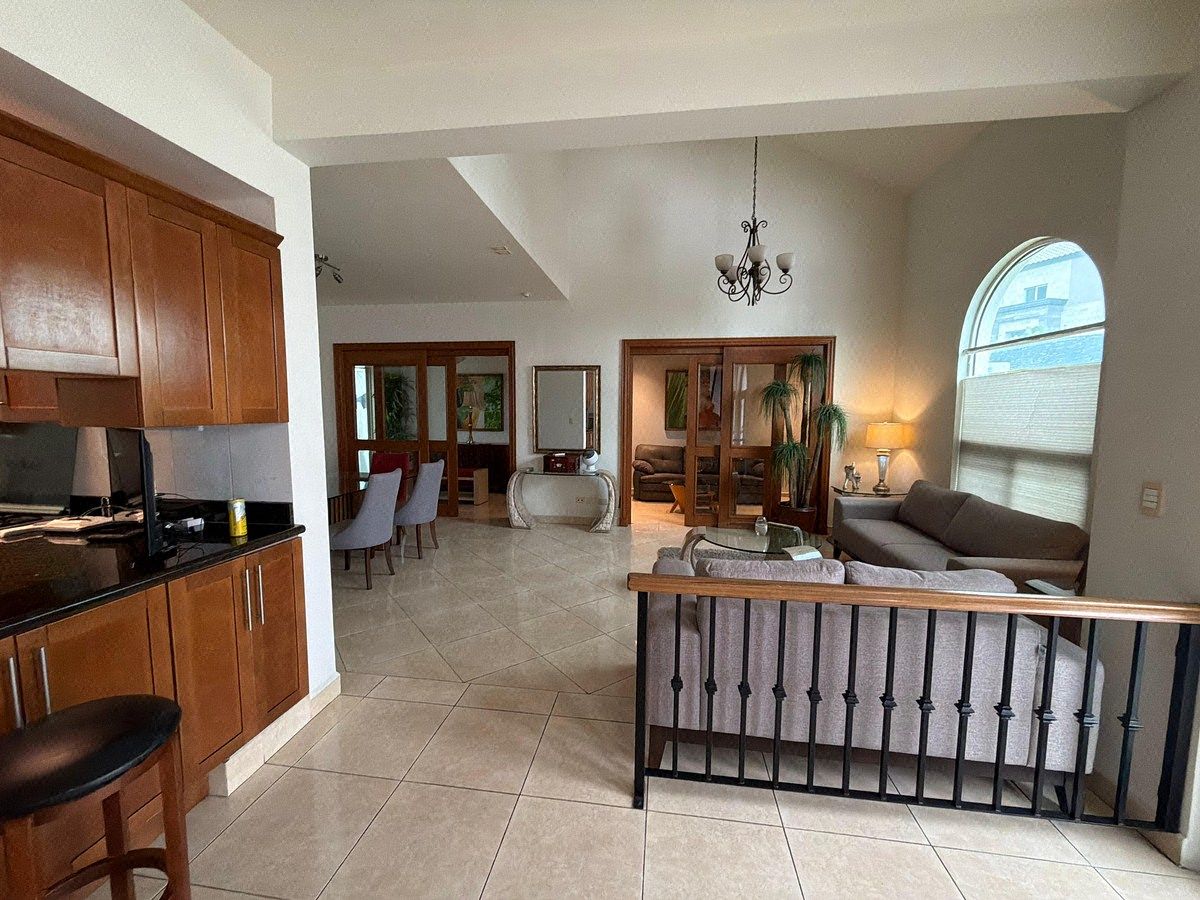 Casa à Venda em Las Privanzas, San Pedro | Esquina, 3 Quartos e Terraço, foto 1 de 16