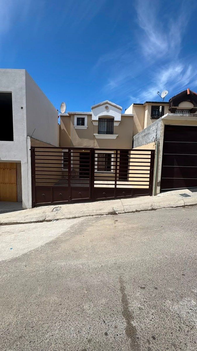 Fachada de la casa, foto 1 de 14