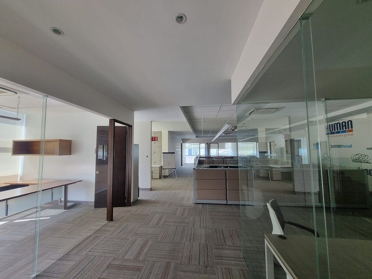 Spacious conditioned office for rent of 590m2 building in Valle Oriente, photo 1 of 10