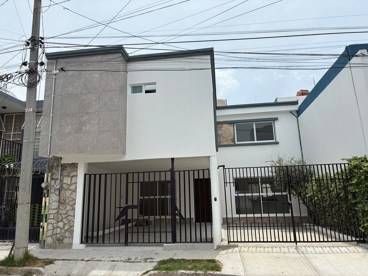 Remodeled house for sale or rent in Bella Vista, Puebla, photo 1 of 25