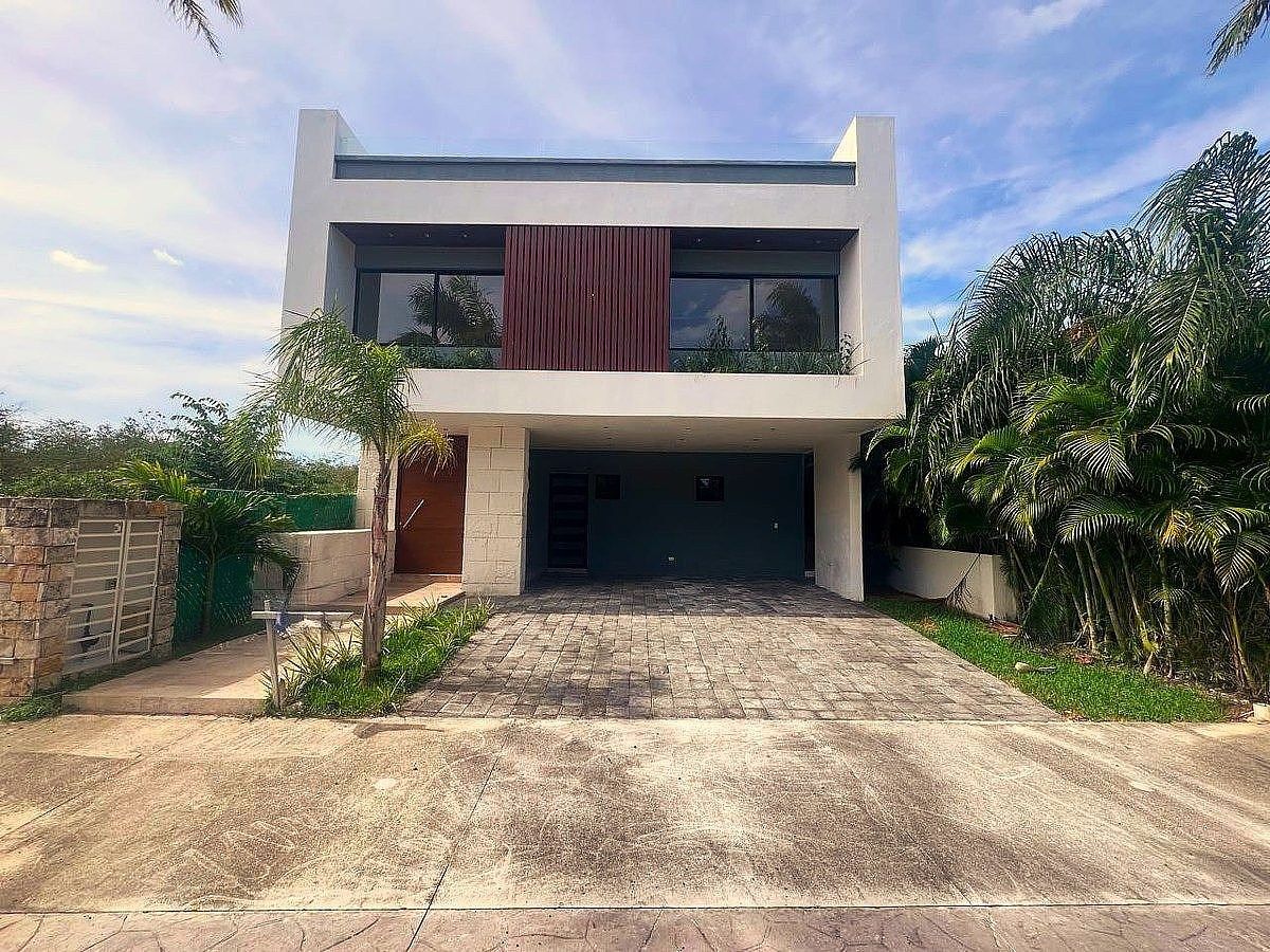 CASA ESTELA- Casa en venta en la zona de Yucatan Country Club, foto 1 de 17