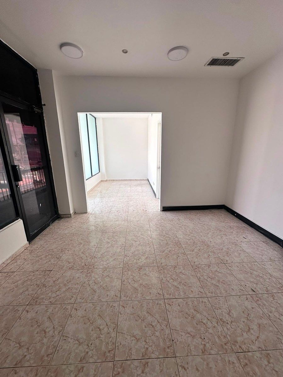Local comercial en alquiler en la Av. Kennedy, foto 1 de 5