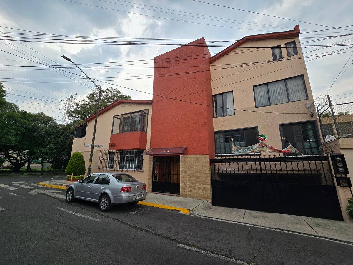 Casa de 3 recámaras frente a camellón arbolado en Campestre Churubusco