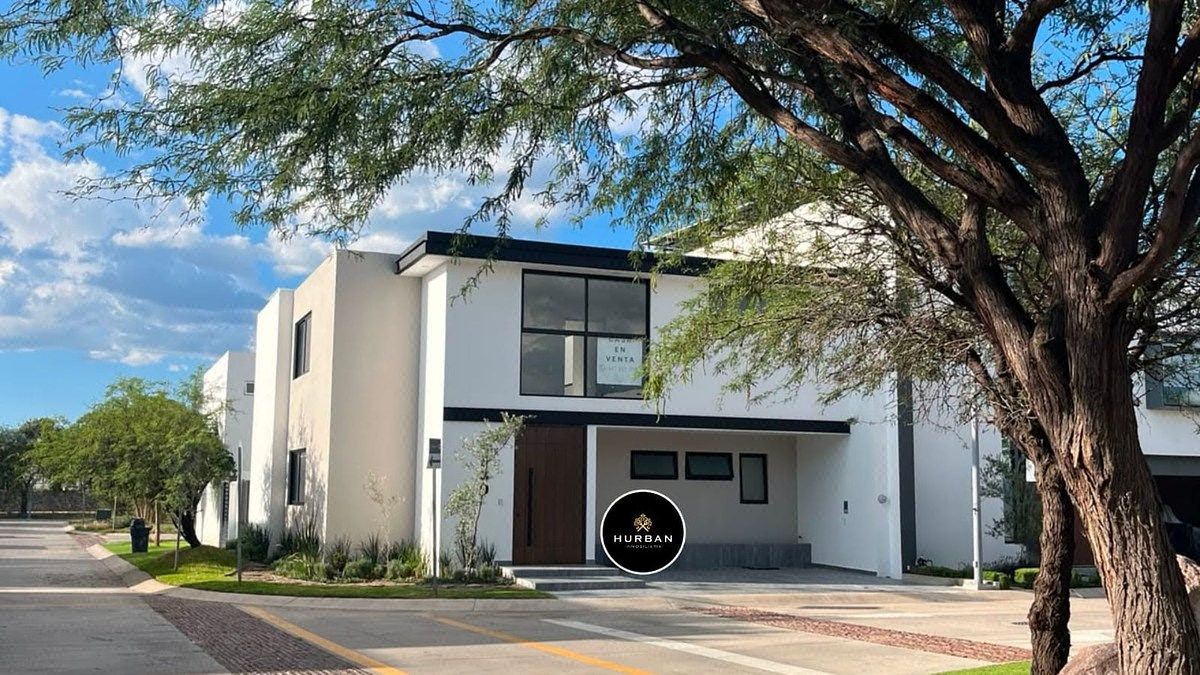 HURBAN VENDE casa nueva en equina en El Molino, León.