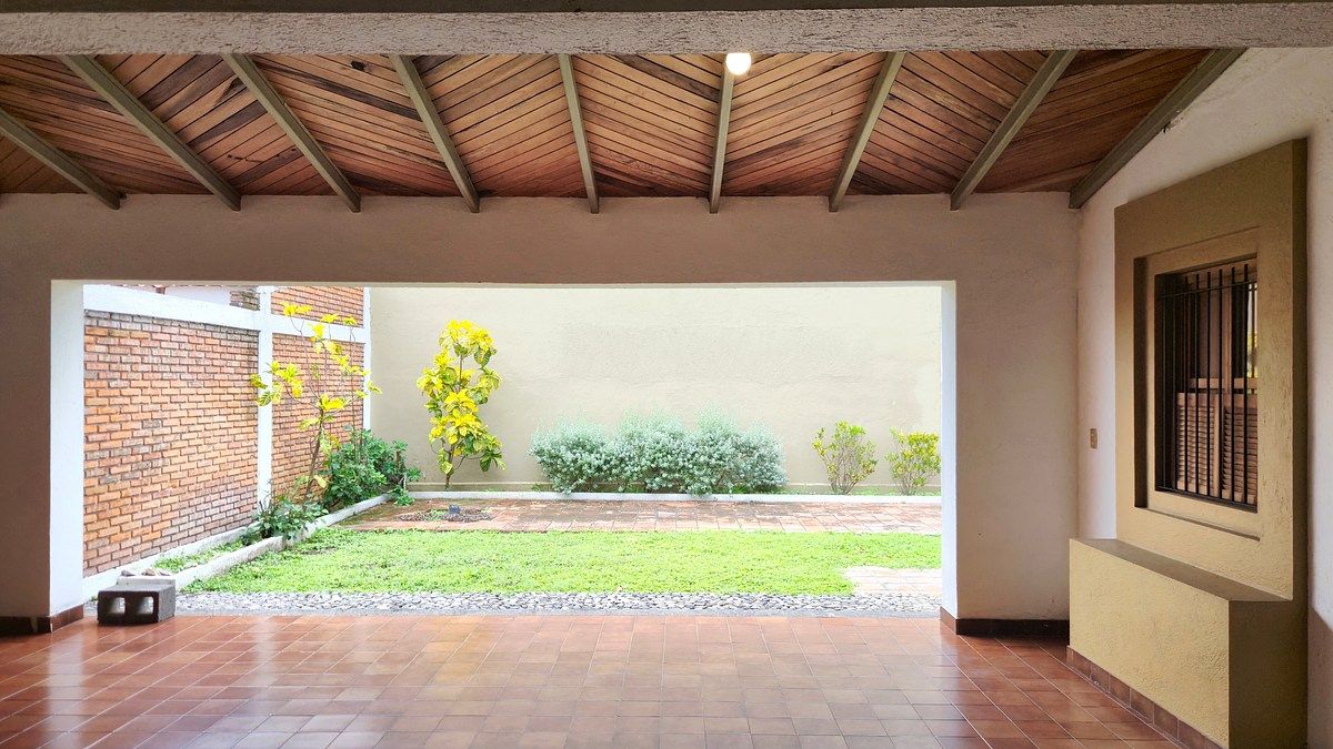 Casa de un Piso Amplia en Venta en Colima Capital, 3 Recamaras y Estudio