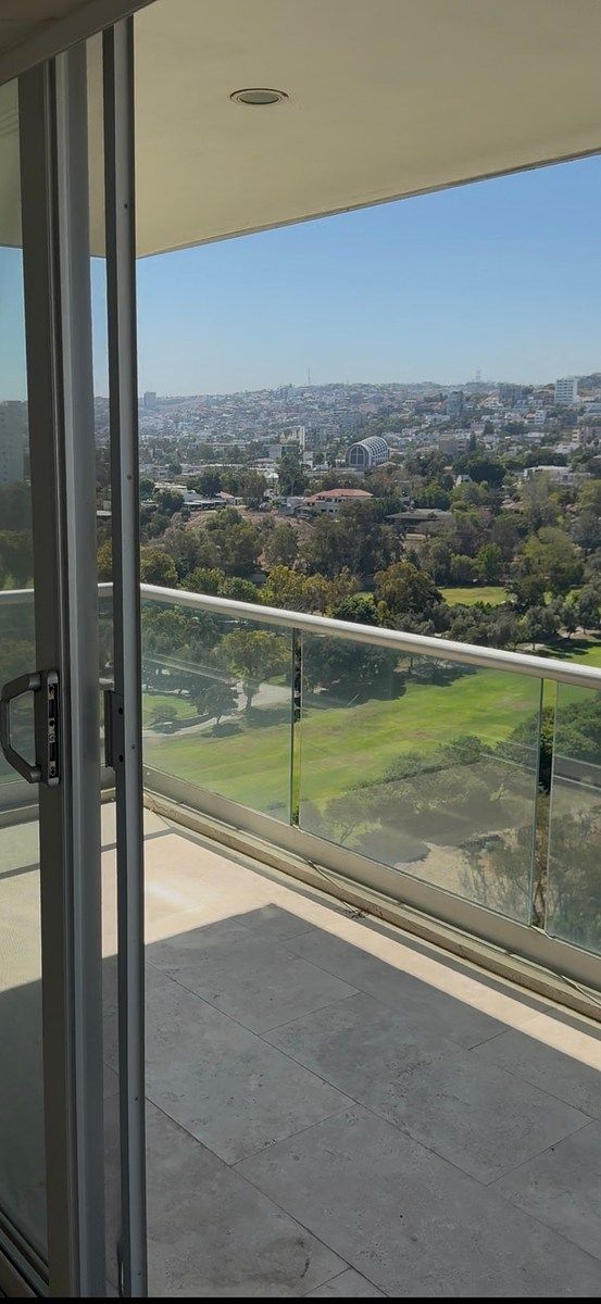 Apartamento de Luxo para Aluguel com Vista para o Campo de Golfe, foto 1 de 20