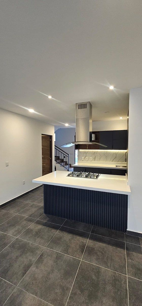 Cocina con barra de granito, photo 3 of 21