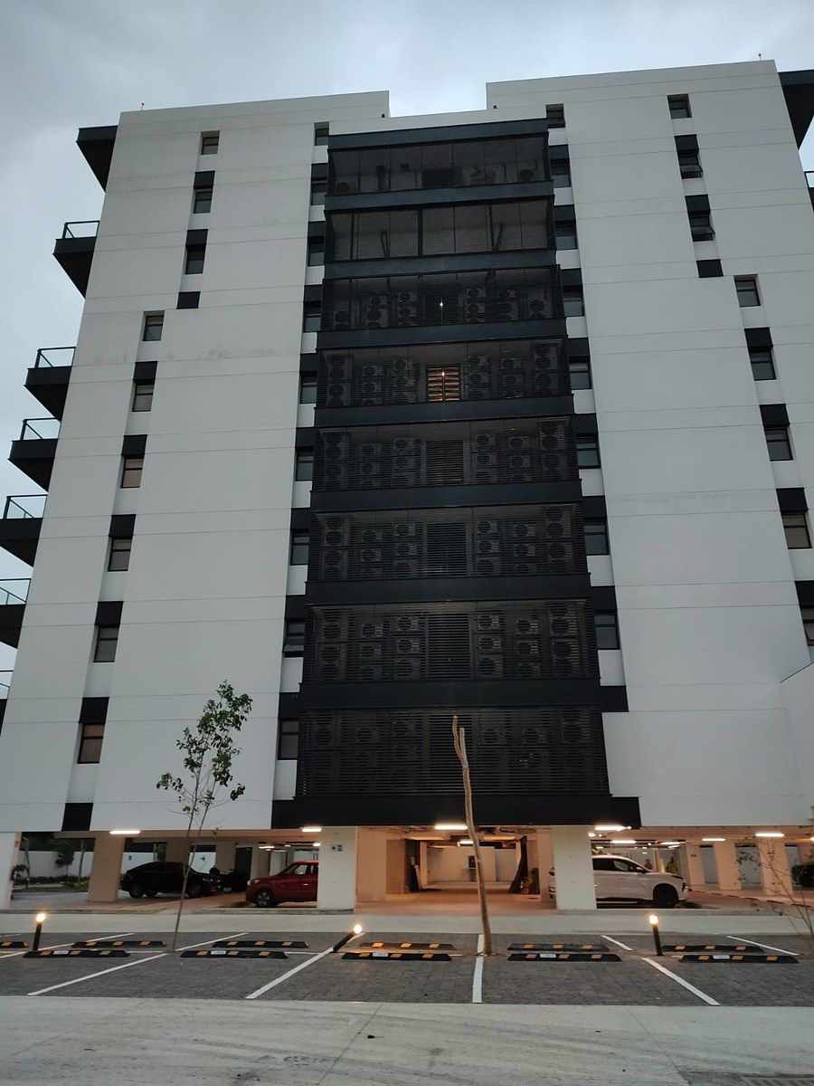 Fachada lateral del edificio, foto 1 de 17