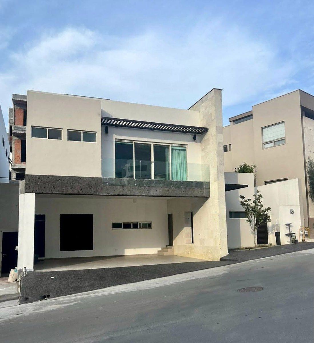 CASA À VENDA OU ALUGUEL NO RESIDENCIAL CAROLCO - ZONA SUL MTY, foto 1 de 19