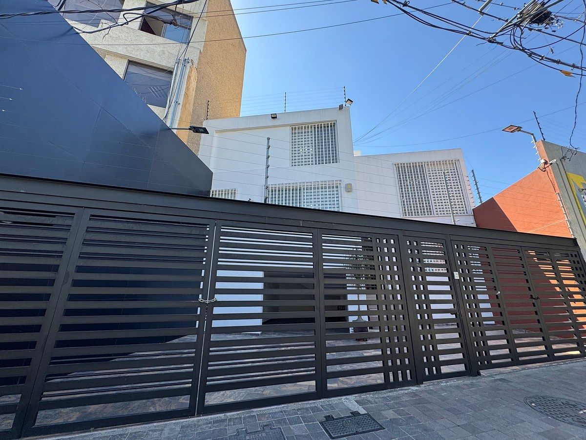 Building for Sale on Lopez Cotilla, Corner with Emerson, photo 1 of 39