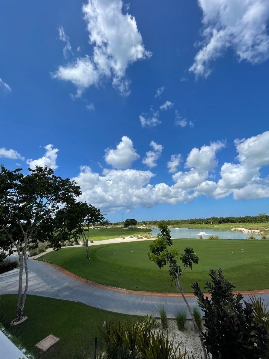 À venda terreno com vista para o campo de golfe na privada Província, Mérida., foto 1 de 11