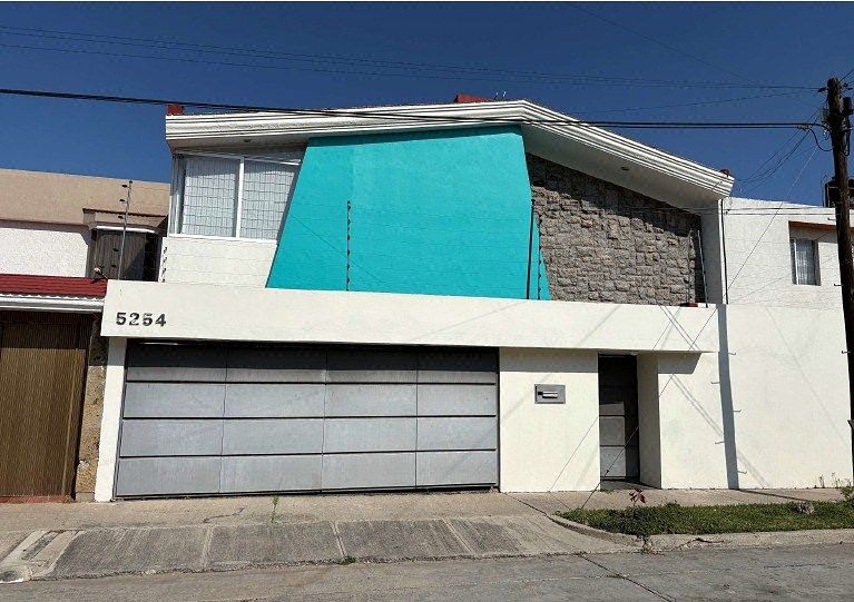 Spacious remodeled house for sale in Jardines de Guadalupe, photo 1 of 11