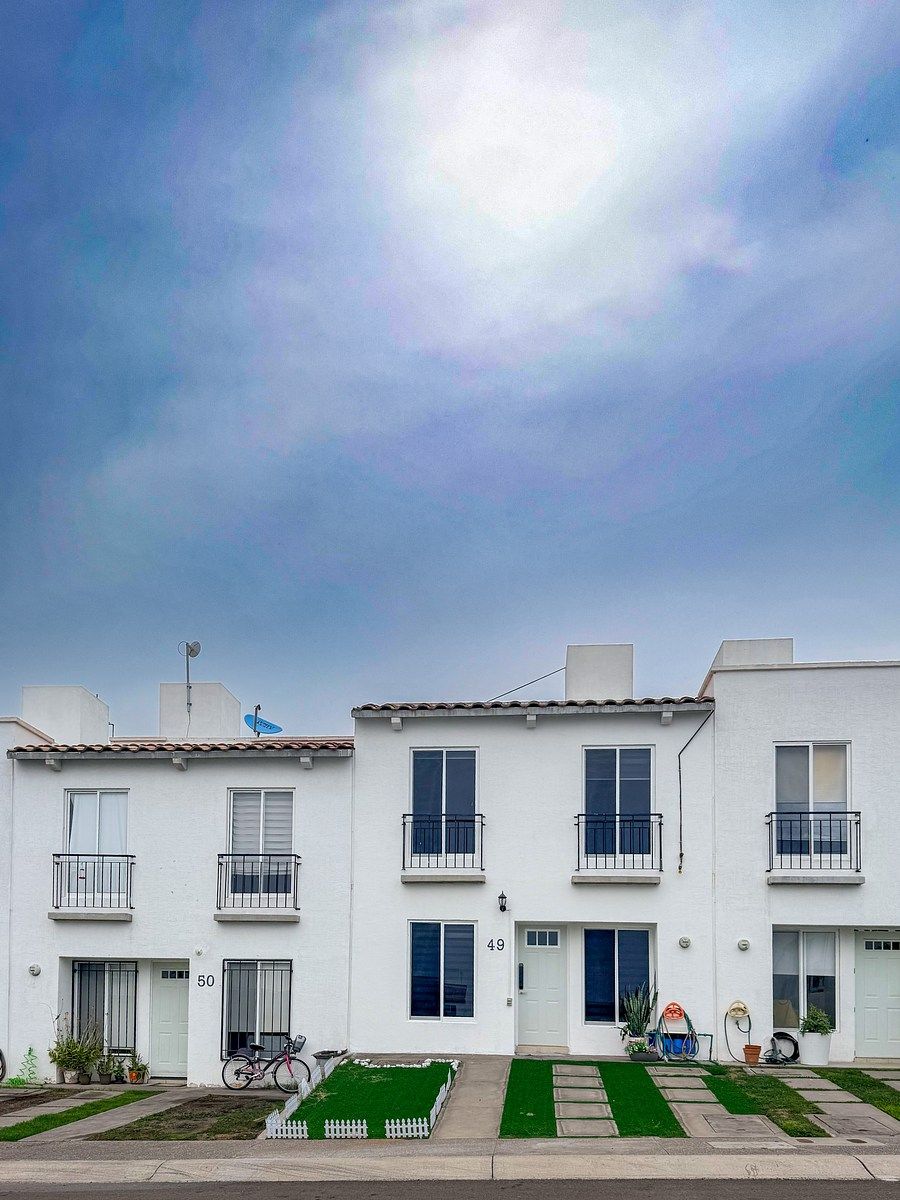 CIDADE DO SOL Aluga casa com quatro quartos, um no andar térreo, foto 1 de 23