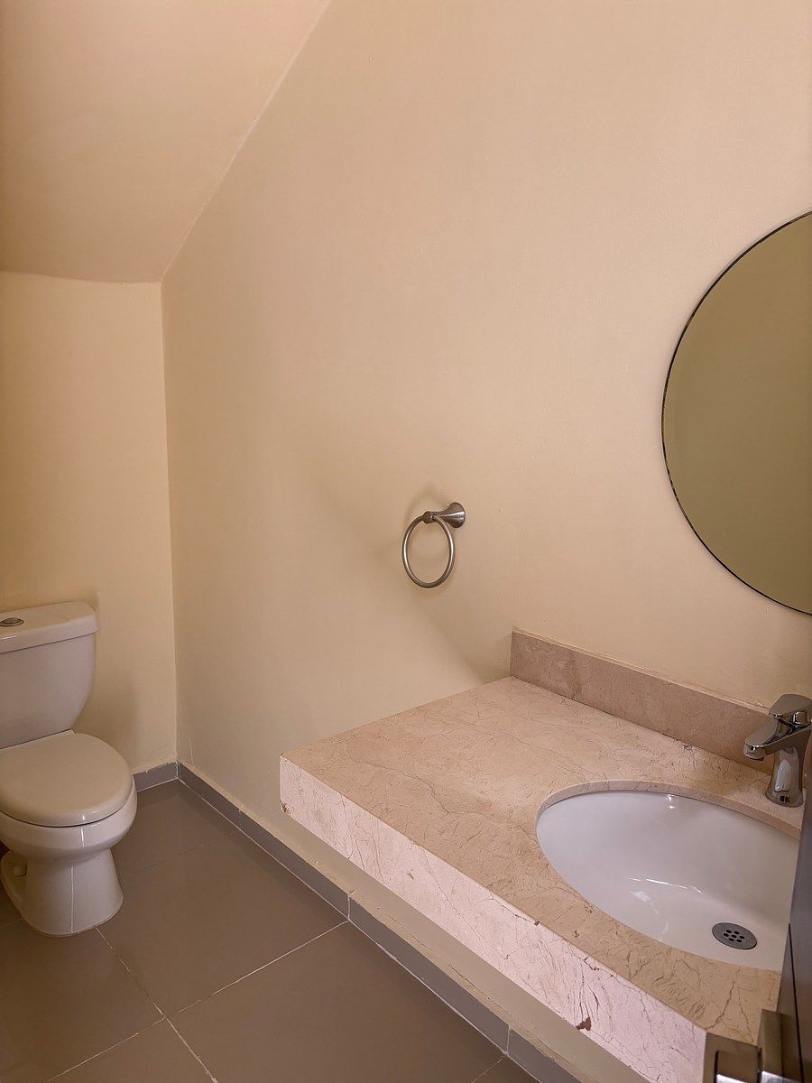 Medio baño de visitas, photo 12 of 14
