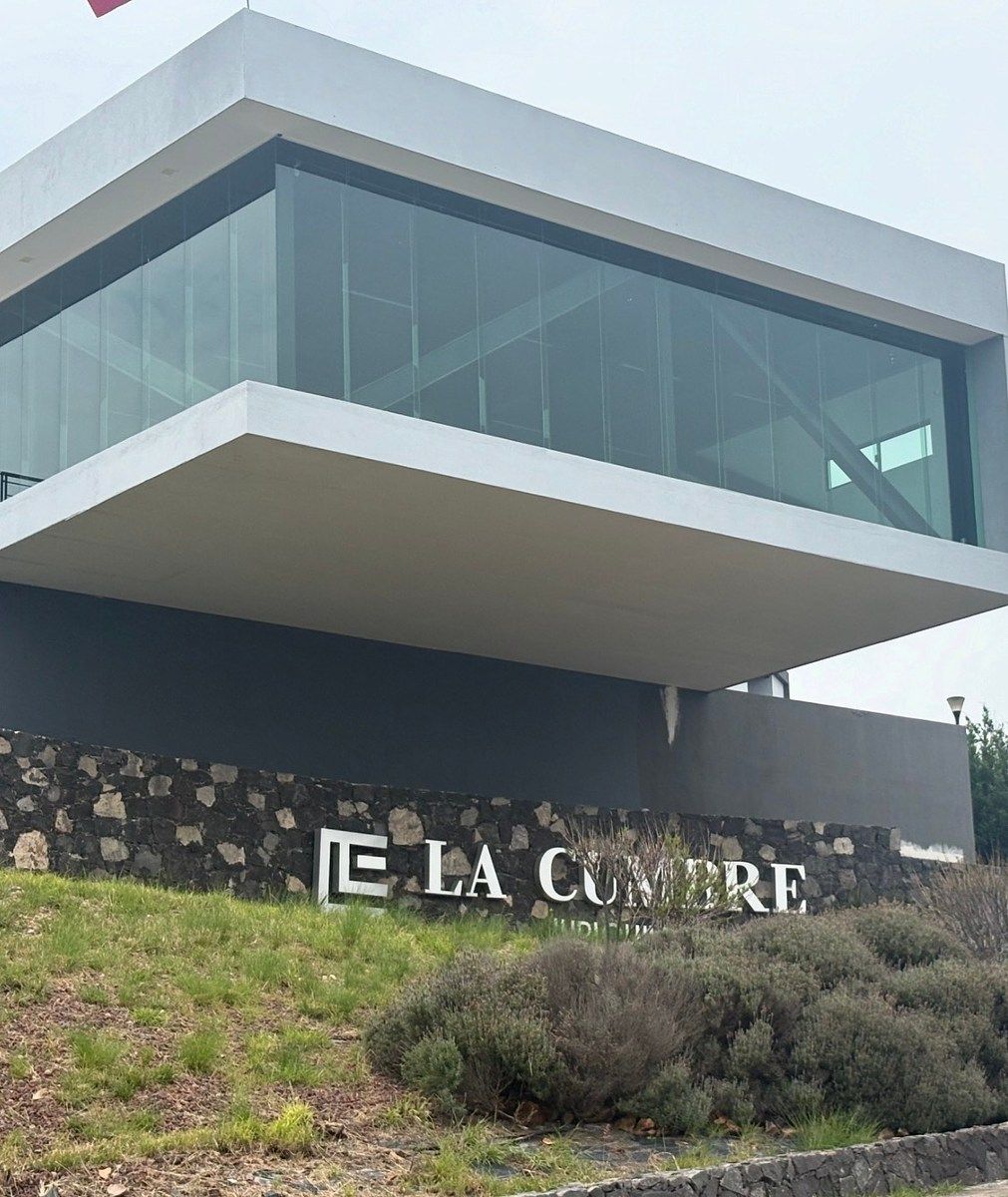 PREMIUM LAND IN LA CUMBRE JURIQUILLA 374 m2, photo 1 of 13